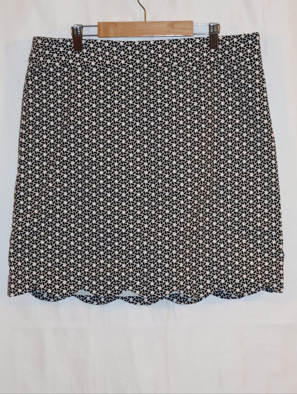 Talbots Black and White Patterned Scallop-Hem Pencil Skirt.